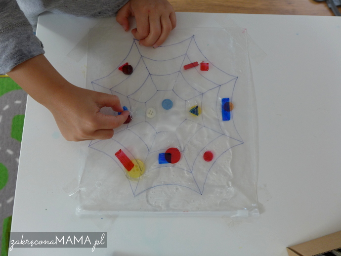 "Pajączek" Eric Carle - pomysły na zabawy - pajęcza sieć z torebki strunowej